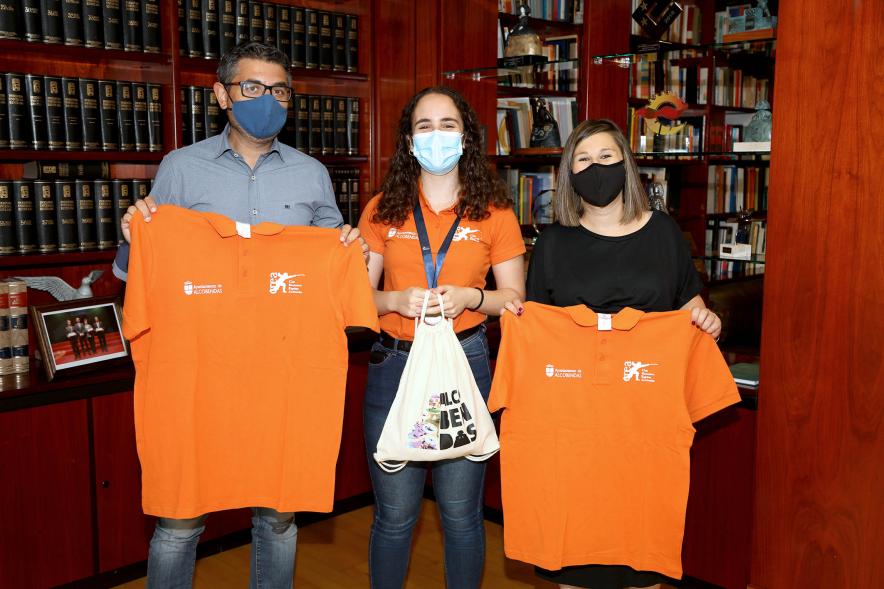 Recepción Paula Zugasti - Imagen posado de la campeona de esgrima Paula Zugasti, el alcalde Rafael Sánchez Acera y la concejal de deportes María Espín.