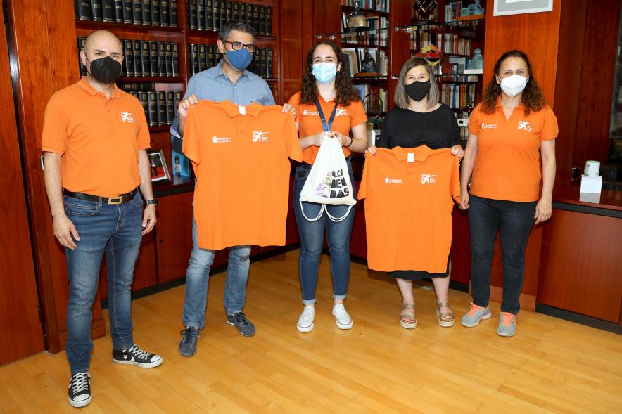 Recepción Paula Zugasti - Imagen posado de la campeona de esgrima Paula Zugasti con las autoridades y miembros de la federación de esgrima.