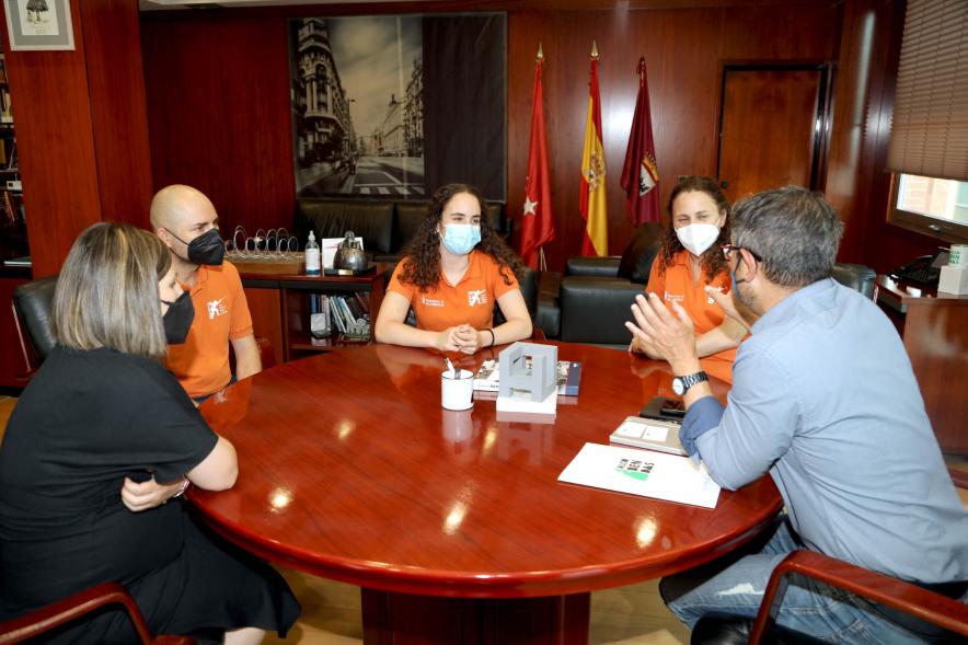 Recepción Paula Zugasti - Imagen de la reunión de la campeona de esgrima Paula Zugasti con las autoridades y miembros de la federación de esgrima.