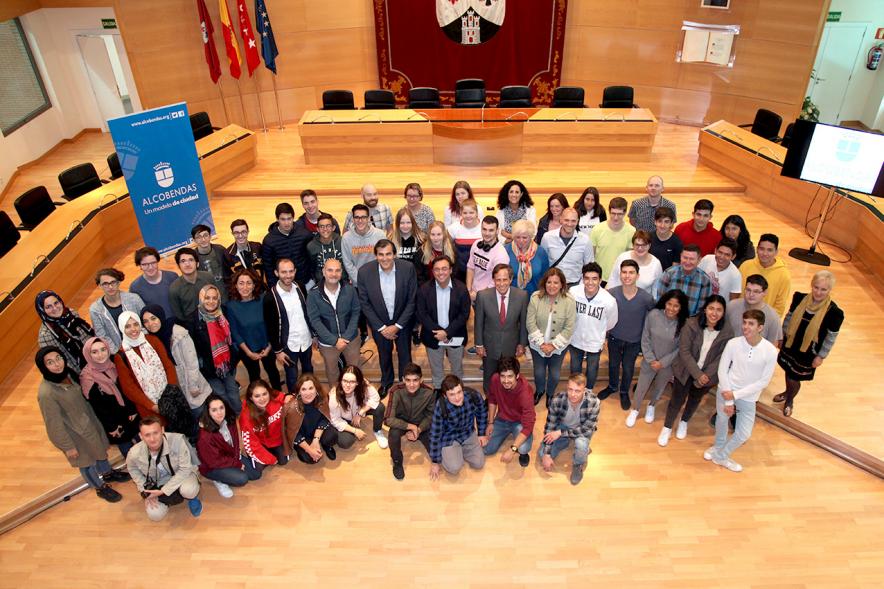 Recepción Programa Erasmus IES Giner de los Ríos -Imagen del alcalde García de Vinuesa y otras personas del equipo de gobierno con los alumnos de erasmus IES Giner de los Ríos.