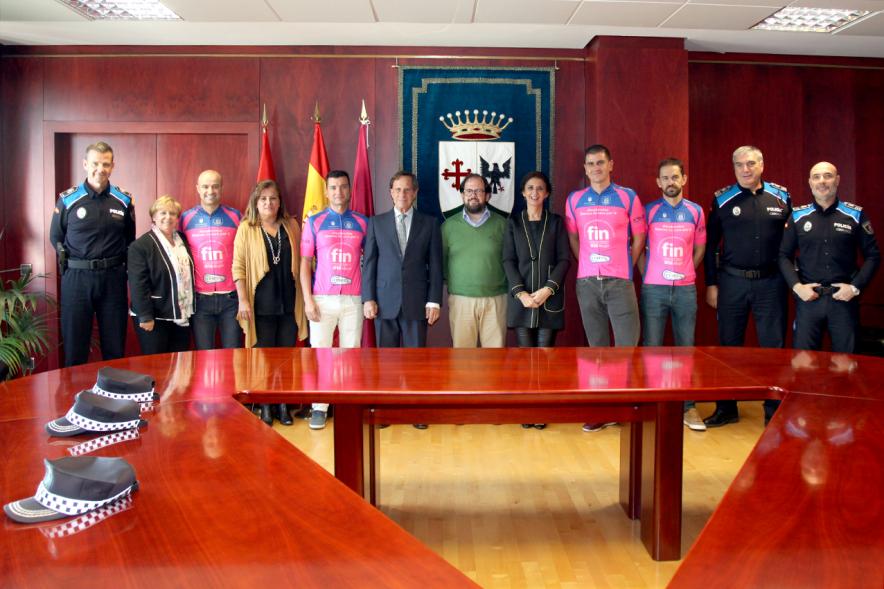 Recepción Agentes del Grupo Luna de la Policía Local - Imagen del alcalde García de Vinuesa y otras autoridades posando con los agentes del grupo Luna y otros agentes de la policía local.