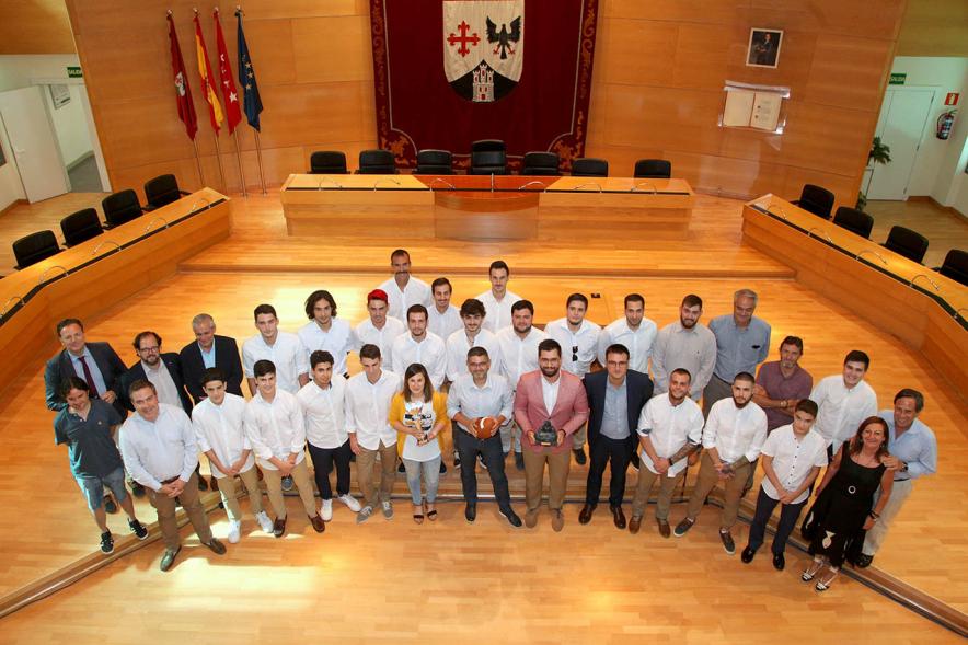 Recepción Equipo Fútbol Americano Royal Oaks Knights -  Cenital del salón,  de  la corporación municipal y de todo el equipo. 