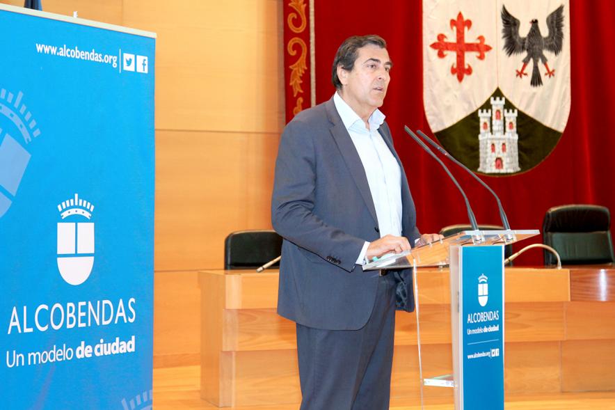Recepción Programa Erasmus IES Giner de los Ríos - Imagen del concejal, Fernando Martínez dirigiendo unas palabras a las personas presentes en el acto.