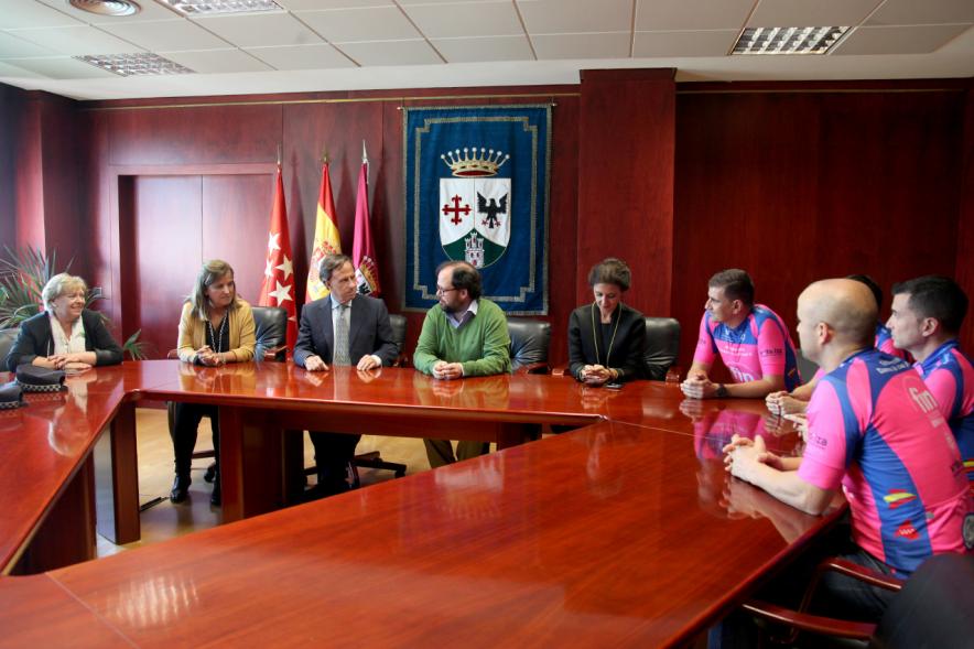 Recepción Agentes del Grupo Luna de la Policía Local - Imagen del alcalde García de Vinuesa y otras autoridades en la mesa redonda del ayuntamiento con los agentes del grupo Luna y otros agentes de la policía local.