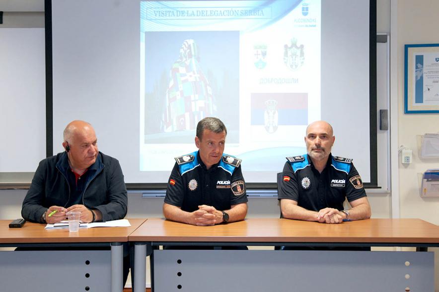 Representante de Serbia y Policías de Alcobendas en la Recepción Delegación Serbia - 2019