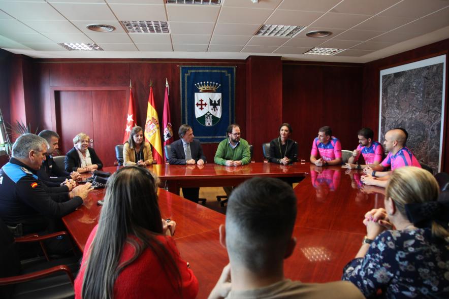 Recepción Agentes del Grupo Luna de la Policía Local - Imagen del alcalde García de Vinuesa y otras autoridades en la mesa redonda del ayuntamiento con los agentes del grupo Luna y otros agentes de la policía local.