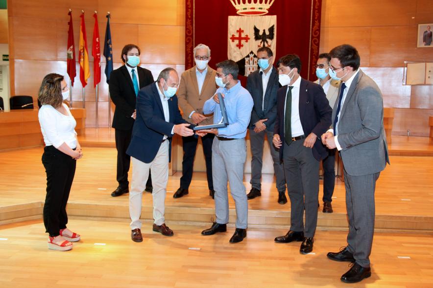 Alcalde Rafael Sánchez haciendo entrega de una placa conmemorativa a autoridad del Club de Futbol de Alcobendas. 