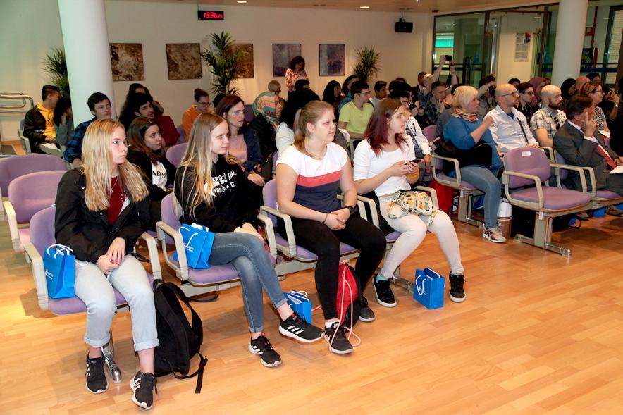 Recepción Programa Erasmus IES Giner de los Ríos - Imagen de los alumnos, sentados siguiendo el acto.