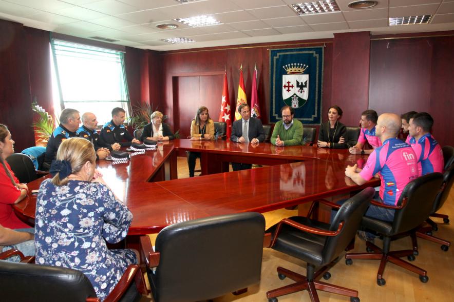 Recepción Agentes del Grupo Luna de la Policía Local - Imagen del alcalde García de Vinuesa y otras autoridades en la mesa redonda del ayuntamiento con los agentes del grupo Luna y otros agentes de la policía local.