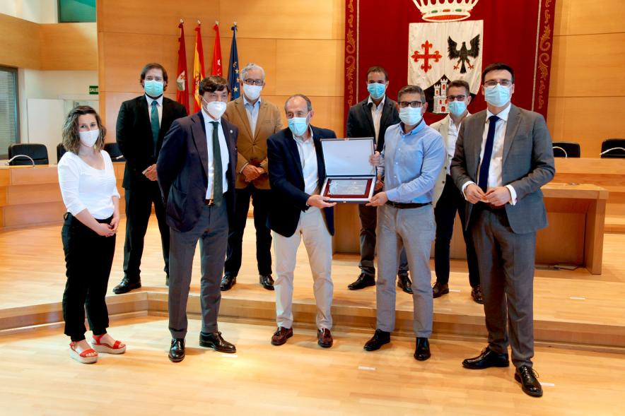 Momento de la entrega de la placa conmemorativa. 2020