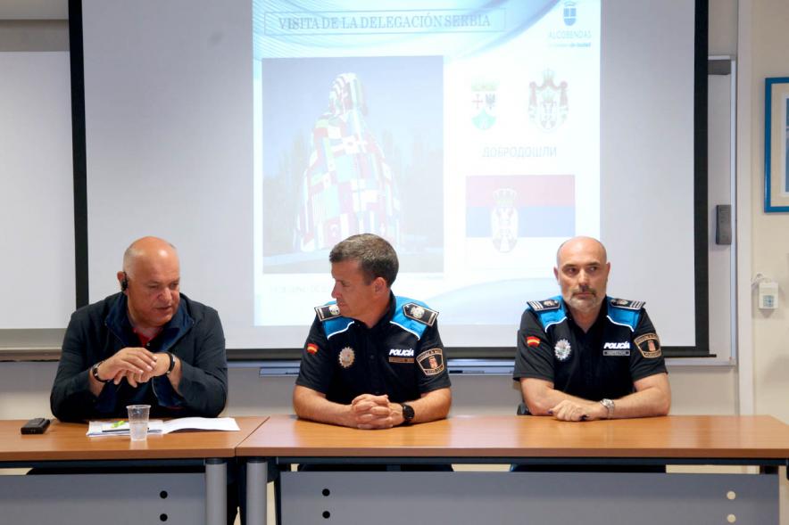 Representante de Serbia y Policía de Alcobendas en la Recepción Delegación Serbia -2019
