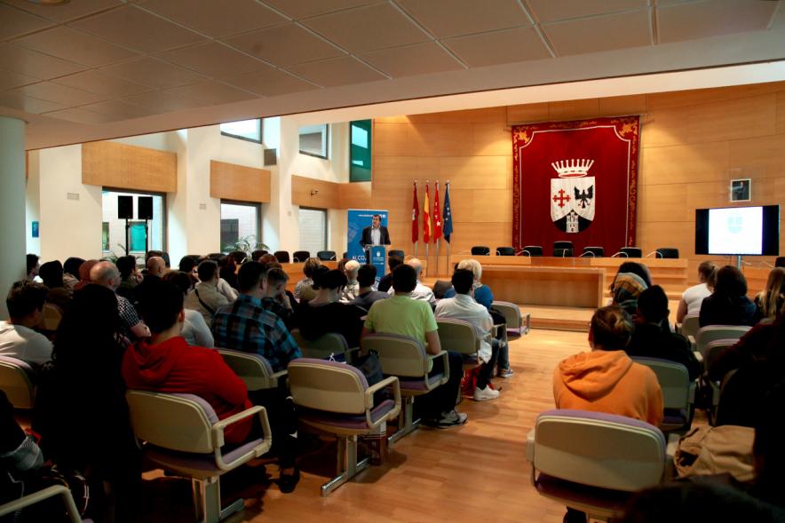 Recepción Programa Erasmus IES Giner de los Ríos - Imagen de las personas asistentes al acto.