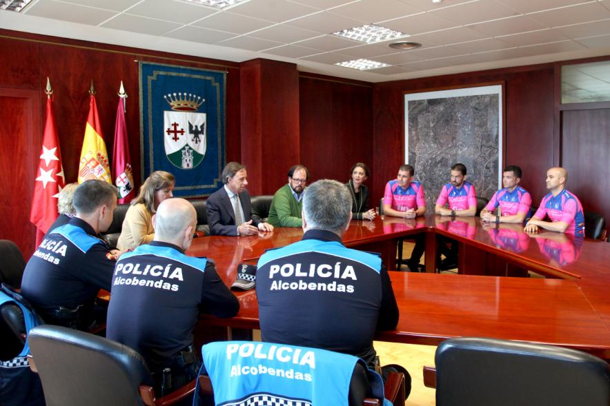 Recepción Agentes del Grupo Luna de la Policía Local - Imagen del alcalde García de Vinuesa y otras autoridades en la mesa redonda del ayuntamiento con los agentes del grupo Luna y otros agentes de la policía local.