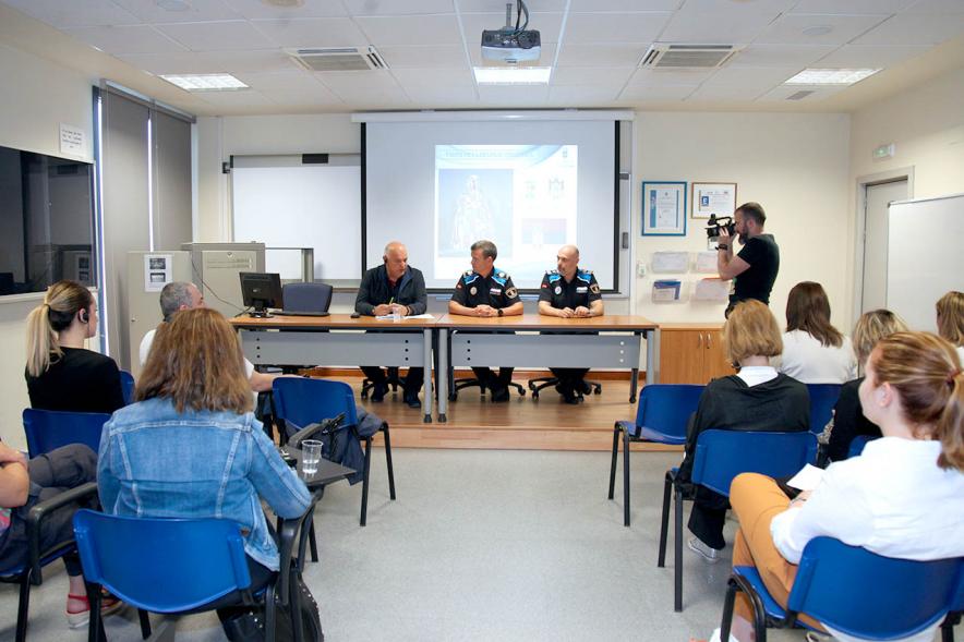 Representante de Serbia, Policía de Alcobendas y asistentes en la Recepción Delegación Serbia -2019