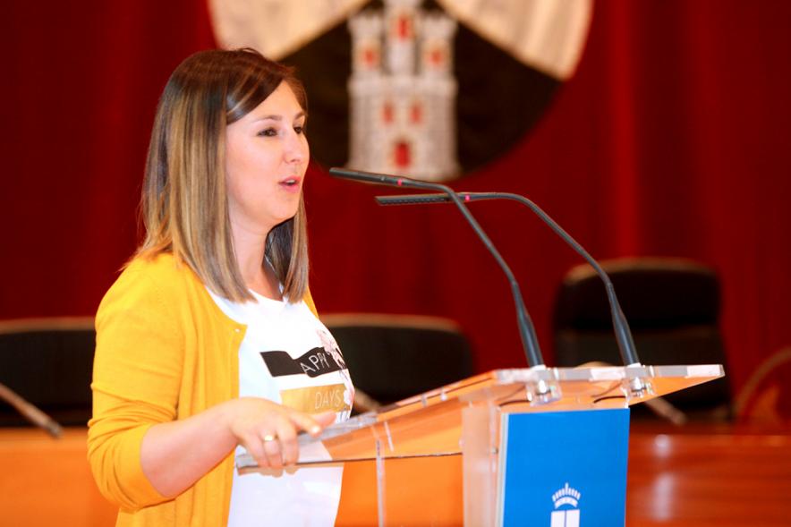Recepción Equipo Fútbol Americano Royal Oaks Knights -Discurso de María Espín, concejal de deportes a los asistentes.
