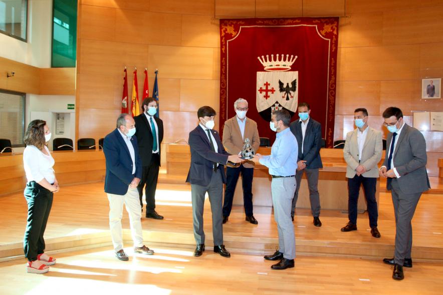 Alcalde Rafael Sánchez entregando trofeo al Club de Futbol de Alcobendas. 2020