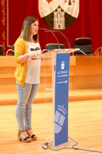 Recepción Equipo Fútbol Americano Royal Oaks Knights - Discurso de María Espín, concejal de deportes a los asistentes.