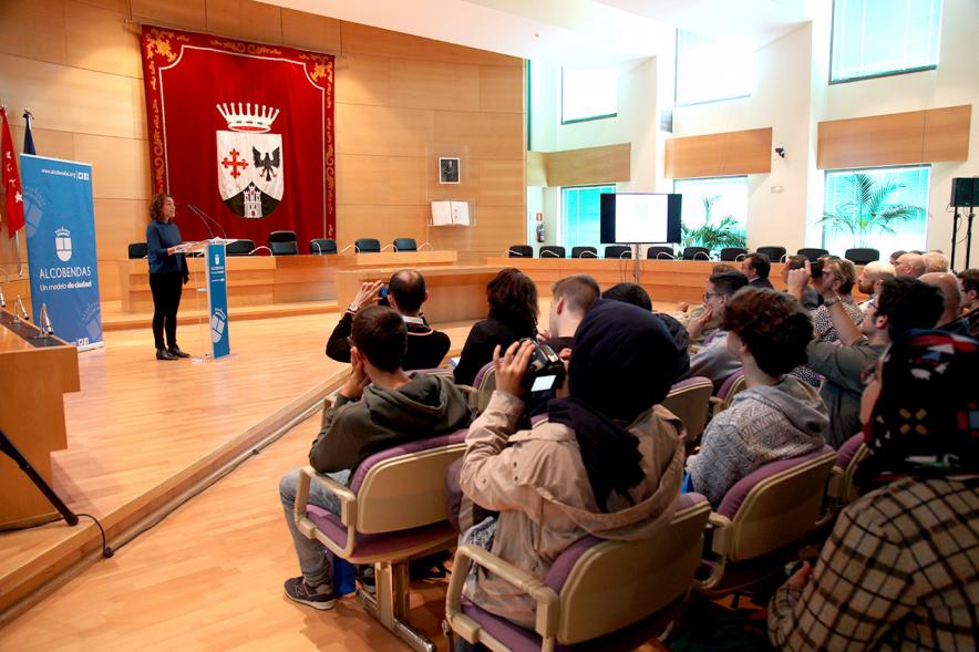 Recepción Programa Erasmus IES Giner de los Ríos - Imagen del público siguiendo la intervención de una oradora.