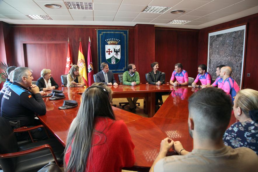 Recepción Agentes del Grupo Luna de la Policía Local - Imagen del alcalde García de Vinuesa y otras autoridades en la mesa redonda del ayuntamiento con los agentes del grupo Luna y otros agentes de la policía local.