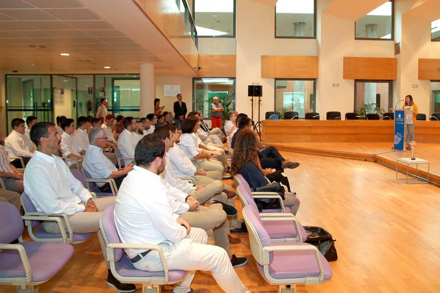 Recepción Equipo Fútbol Americano Royal Oaks Knights - Imagen lateral del Salón de plenos con los asistentes al acto.