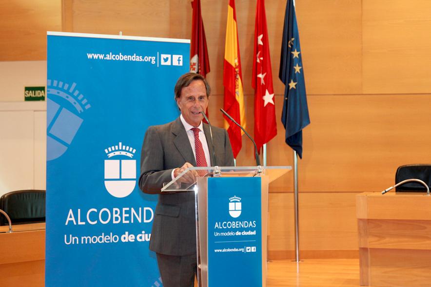 Recepción Programa Erasmus IES Giner de los Ríos - Imagen del alcalde García de Vinuesa dirigiendo unas palabras a las personas presentes en el acto.