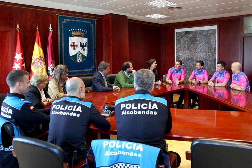 Recepción Agentes del Grupo Luna de la Policía Local - Imagen del alcalde García de Vinuesa y otras autoridades en la mesa redonda del ayuntamiento con los agentes del grupo Luna y otros agentes de la policía local.