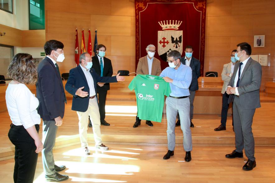 Alcalde Rafael Sánchez recibiendo la camiseta del Club como regalo.