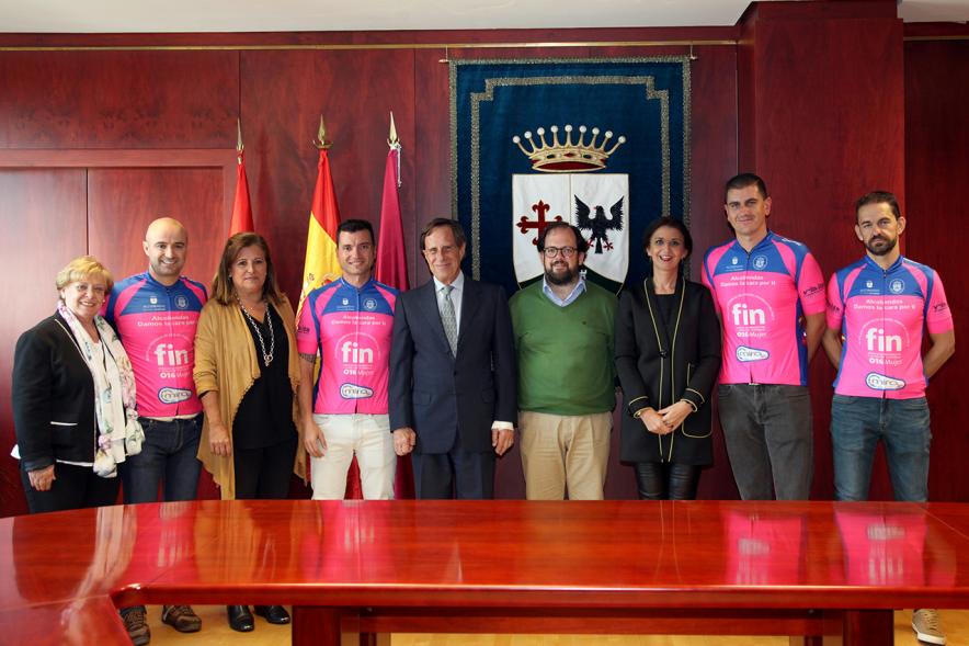 Recepción Agentes del Grupo Luna de la Policía Local - Imagen del alcalde García de Vinuesa y otras autoridades posando con los agentes del grupo Luna de la Policía Local.