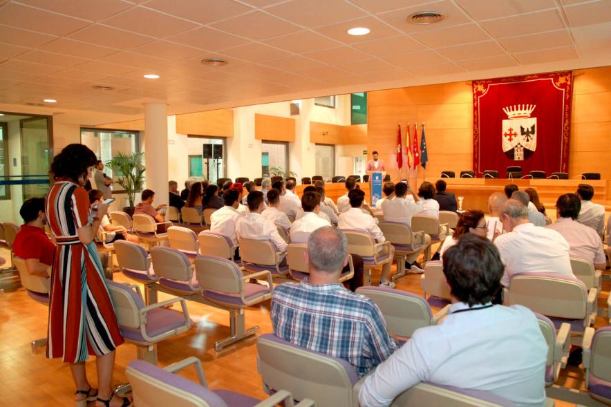Recepción Equipo Fútbol Americano Royal Oaks Knights -  Imagen posterior del Salón de plenos y de los asistentes al acto.
