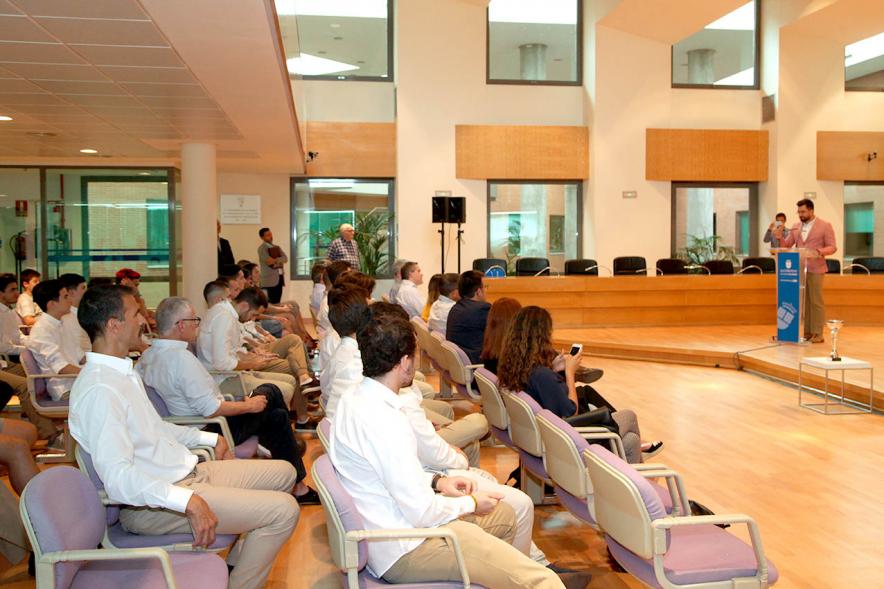 Recepción Equipo Fútbol Americano Royal Oaks Knights -  Imagen lateral del Salón de plenos con los asistentes al acto.