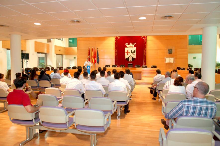 Recepción Equipo Fútbol Americano Royal Oaks Knights - Imagen posterior del Salón de plenos y de los asistentes al acto.