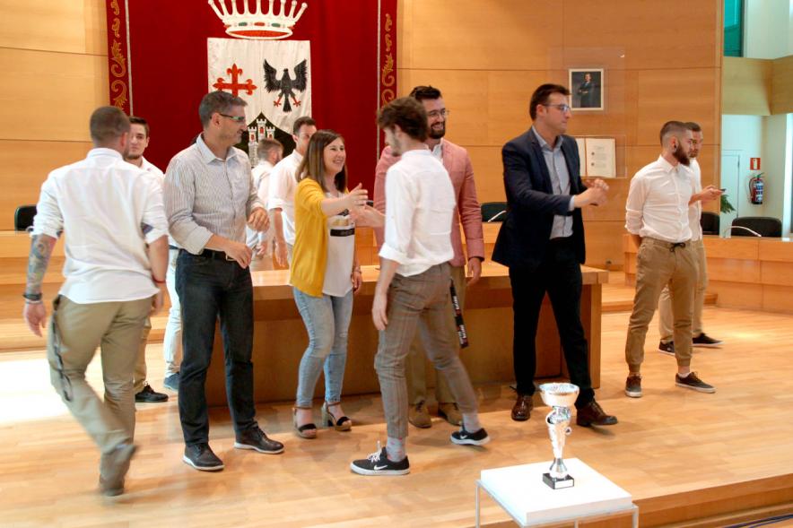 Recepción Equipo Fútbol Americano Royal Oaks Knights - Imagen del saludo de los jugadores  a toda la corporación municipal.