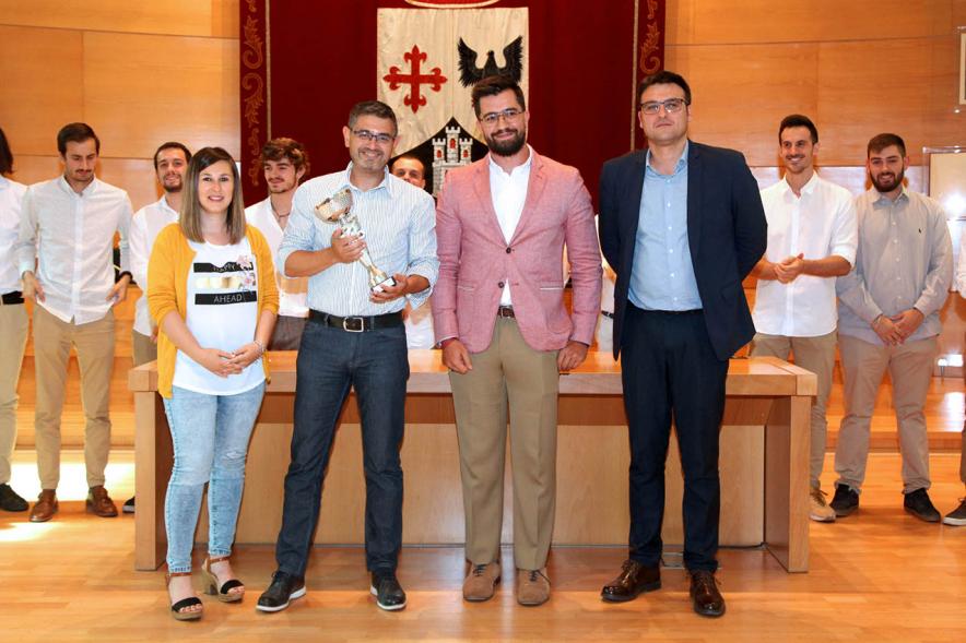 Recepción Equipo Fútbol Americano Royal Oaks Knights - Posado del alcalde Sánchez Acera,  varios representantes de la corporación municipal y el responsable del equipo.