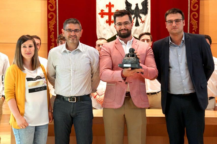 Recepción Equipo Fútbol Americano Royal Oaks Knights - Imagen de un representante del equipo junto a la corporación municipal.
