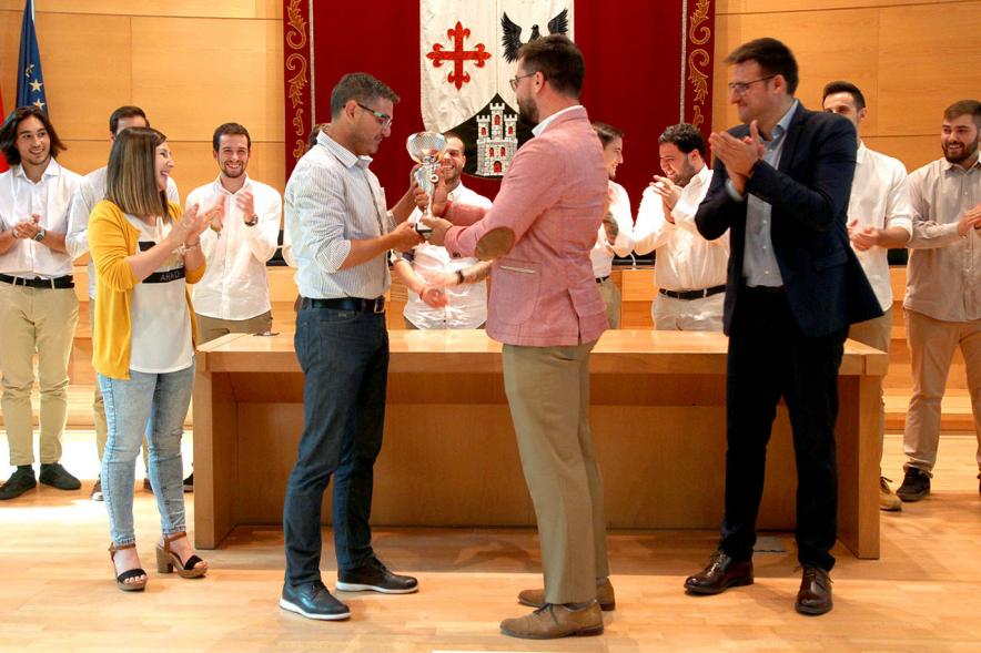 Recepción Equipo Fútbol Americano Royal Oaks Knights - Imagen de la entrega del trofeo del equipo al alcalde Sánchez Acera, junto a la corporación municipal.
