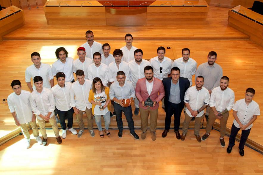 Recepción Equipo Fútbol Americano Royal Oaks Knights - Cenital del salón,  de  la corporación municipal y de todo el equipo. .