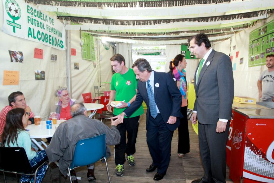 Miembros del consistorio visitan la caseta de la escuela de fútbol femenino de Alcobendas