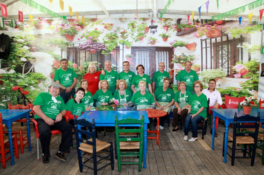 Voluntarios posando en una caseta