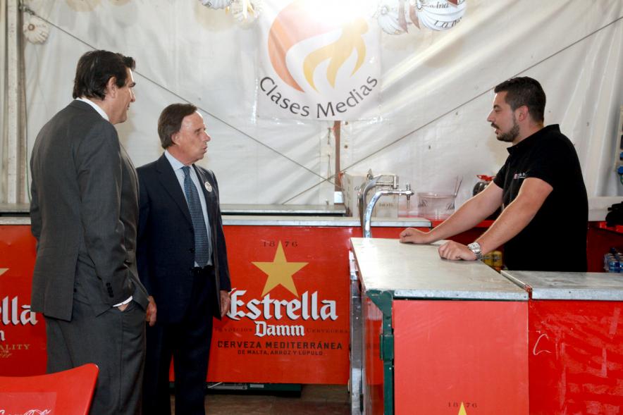 Miembros del consistorio charlan con un voluntario