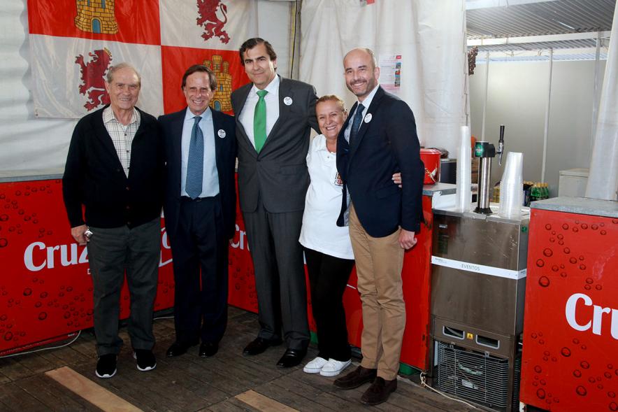 Autoridades con miembros de la caseta de Castilla y León