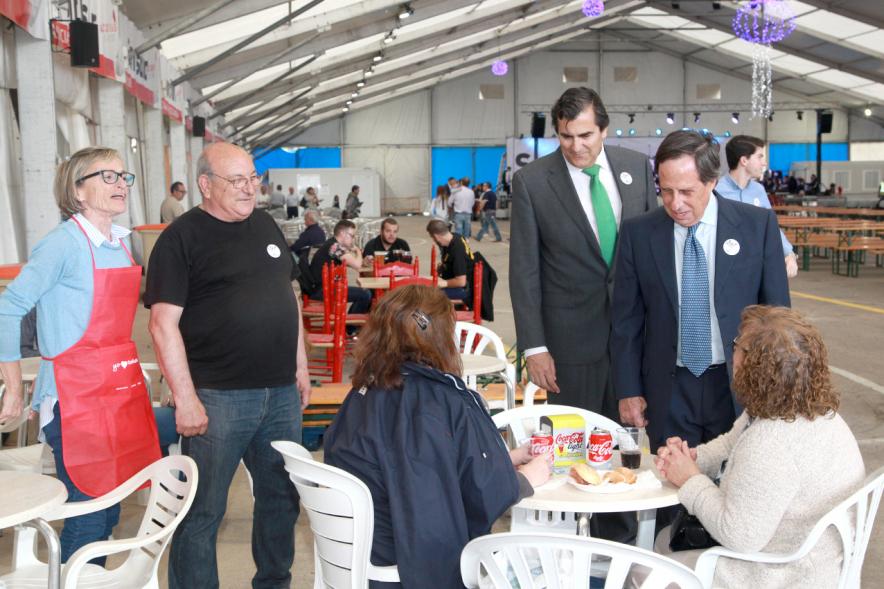Autoridades charlando con asistentes