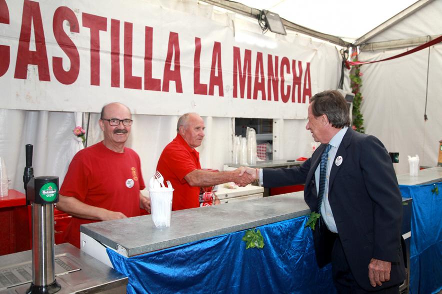 Alcalde García de Vinuesa en caseta de Castilla León