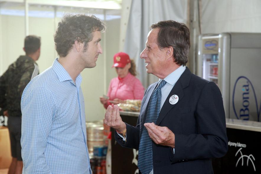 Alcalde García de Vinuesa charla con ciudadano