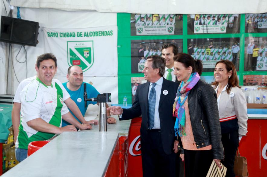 Autoridades charlando con voluntarios