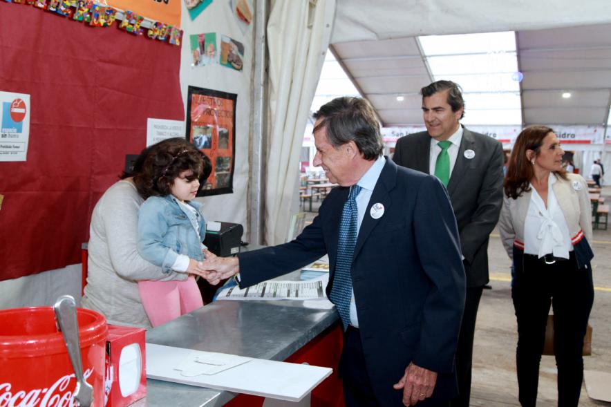 Alcalde García de Vinuesa conociendo a una pequeña ciudadana