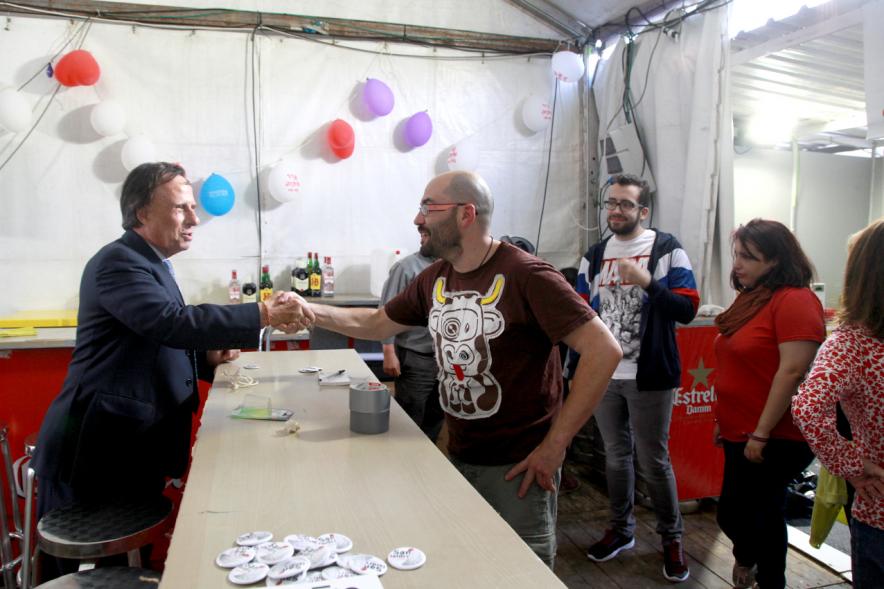 Alcalde saluda a voluntarios de una caseta