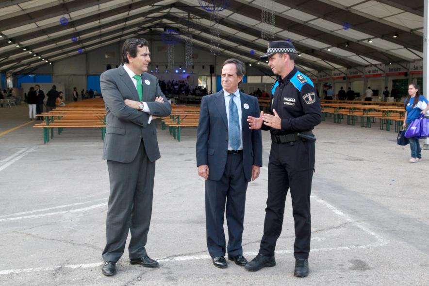 Miembros del consistorio charlan con miembro de Policía Municipal