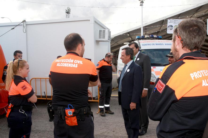 Miembros del consistorio con Protección Civil 