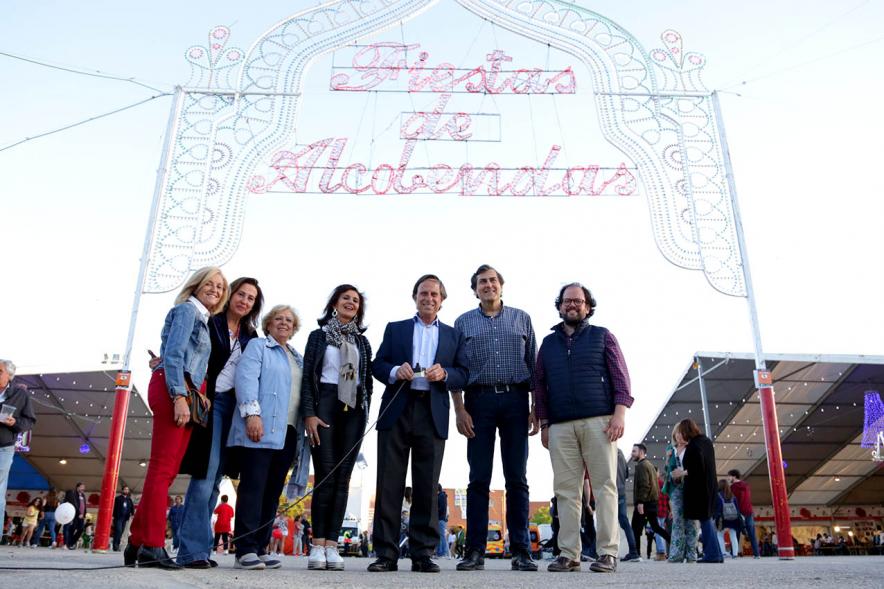 Miembros del consistorio ante el pórtico de luces de las fiestas