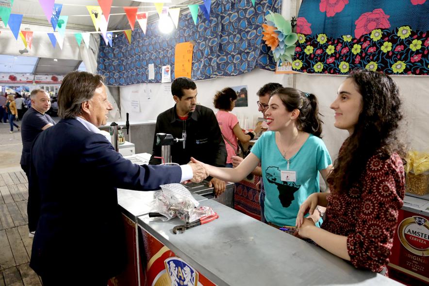 Alcalde García de Vinuesa charla con voluntarios